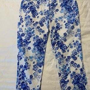 Floral Blue and White capris. Sz 6. Front zip. 4 pockets. I seam 21.5”